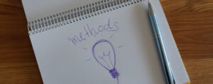 Notizbuch mit Ideenzeichnung Glühbirne